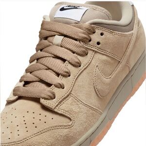 NIKE SB MEN’S DUNK LOW "PARACHUTE BEIGE" (HJ0367- 200)